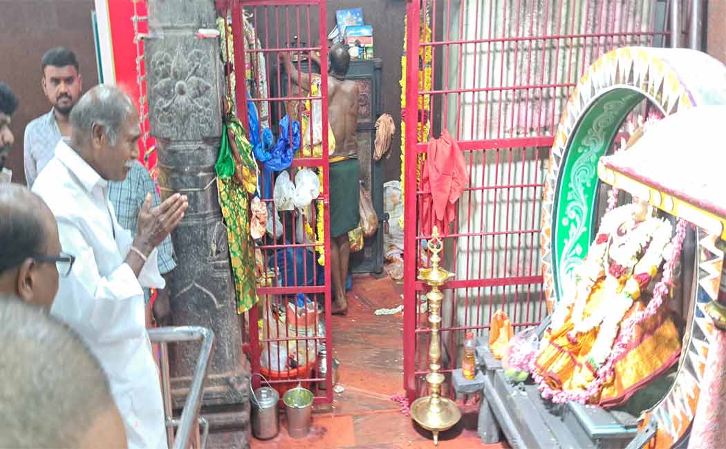 Puducherry CM Samy darshanam at Chidambaram Thillai Amman temple