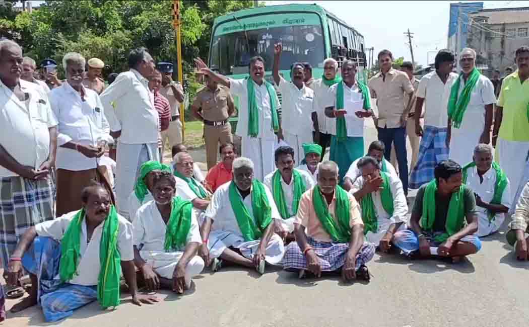 Farmers are protesting against the non-payment of insurance!