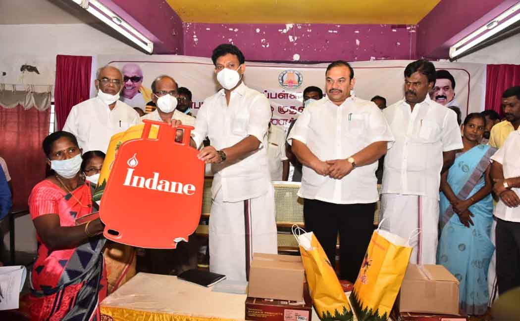 Minister Anil Mahesh provides welfare assistance to 433 families