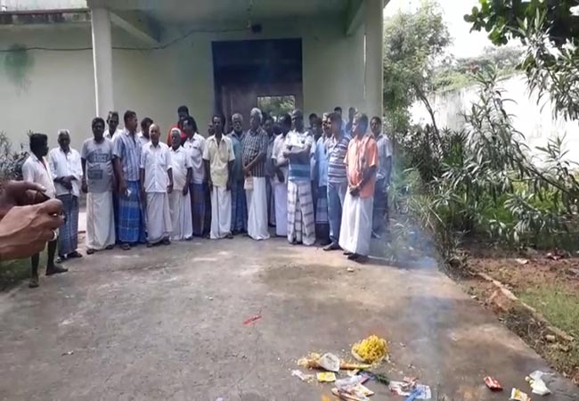 Relatives blockade as the burned at the cemetery CUDDALORE