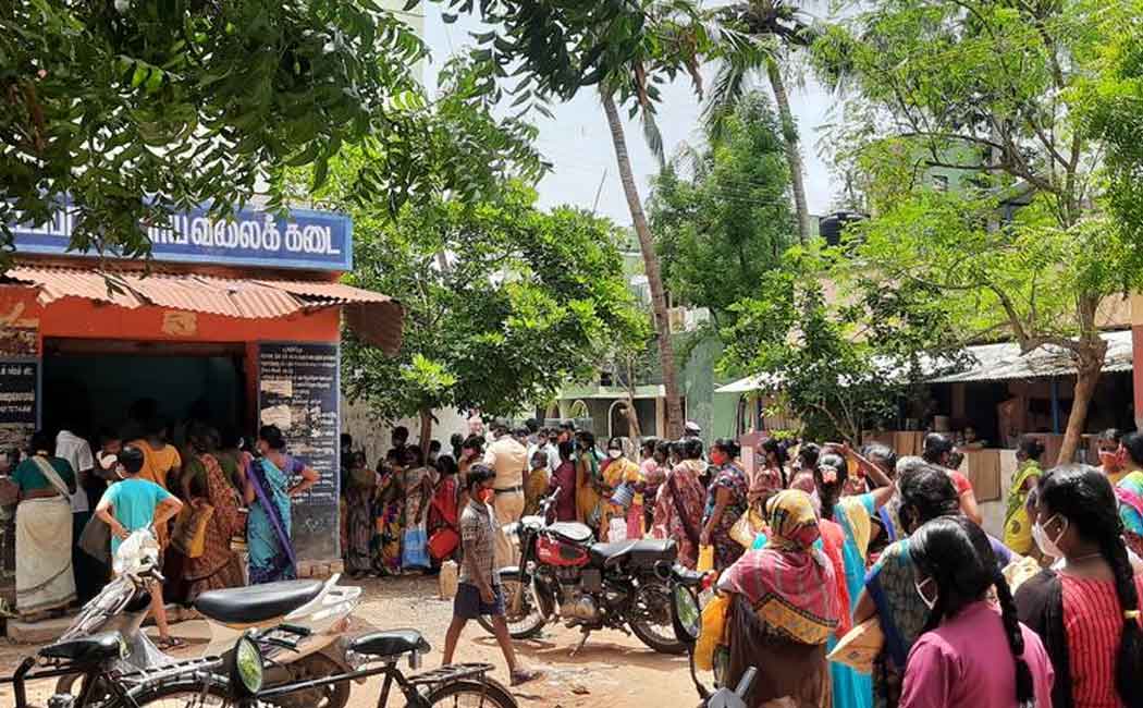 The public besieged the ration shop