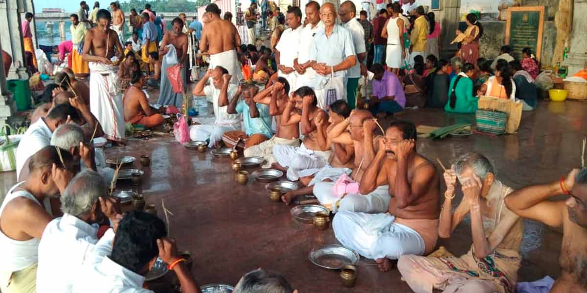 People flocked to Kashi to the south