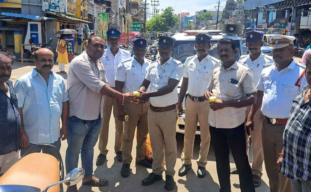 People praise the traffic police for their excellent work in crowding