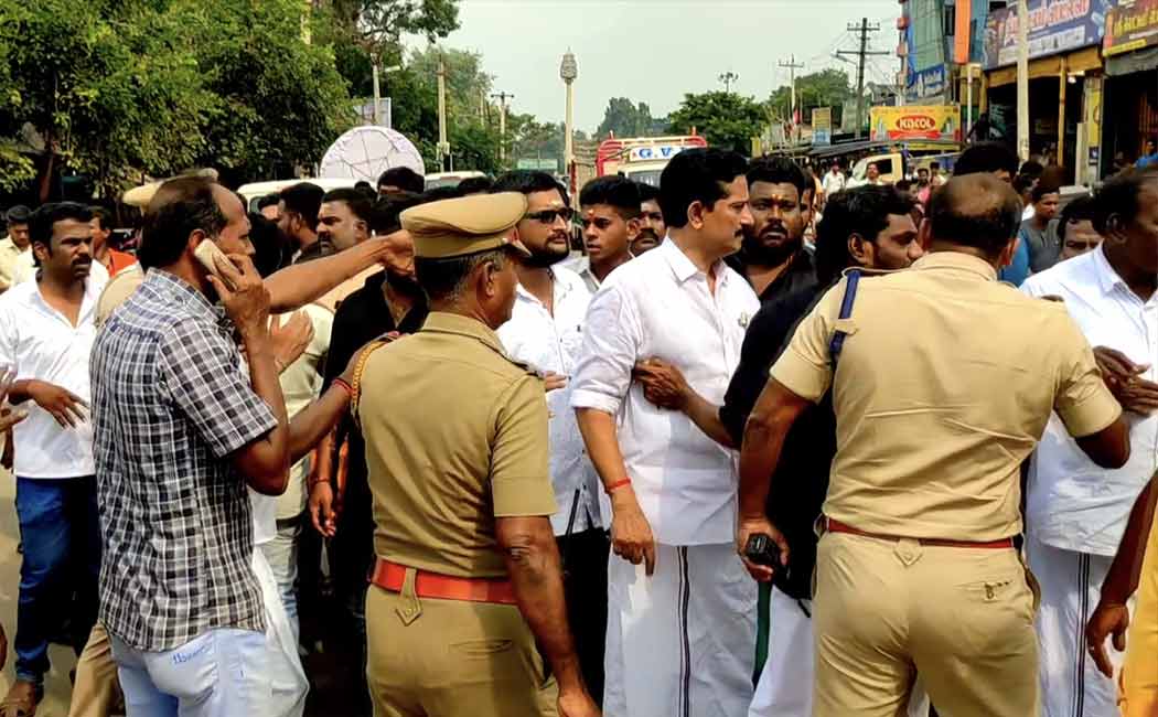 Clash between EPS team and OPS team in Mannargudi