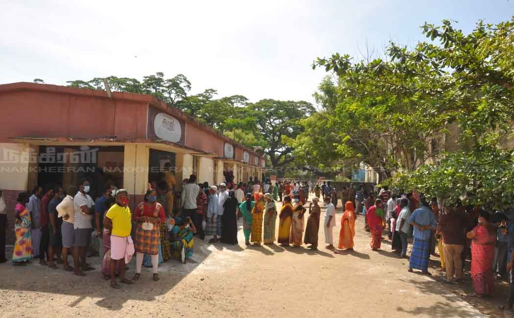 People gathered to buy the Corona relief fund of 2000 rupees