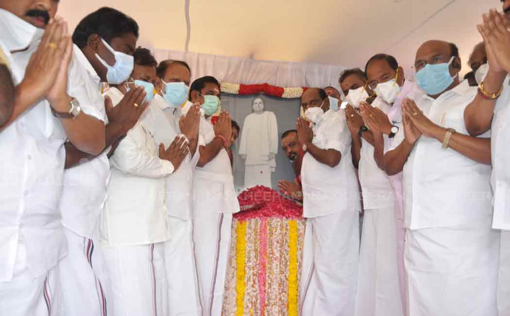 EPS pays homage to Muthuramalingam Devar statue