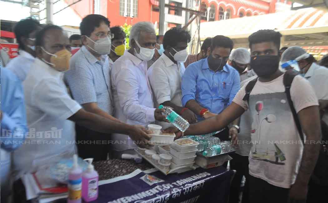 Ministers who provided food to the other state workers in the railway stations