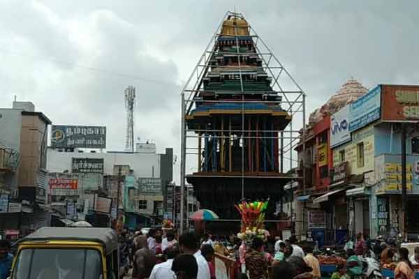The great chariot that did not run in the corridor; Small chariots roaming around the temple area ..!