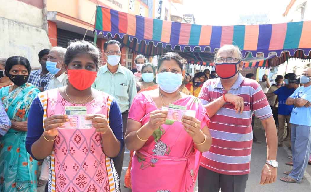 People flocking in ration shops to get corona relief