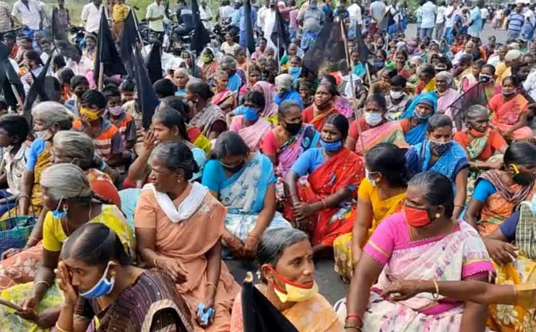 More than 300 civilians arrested for blocking road in Kudakanaru river