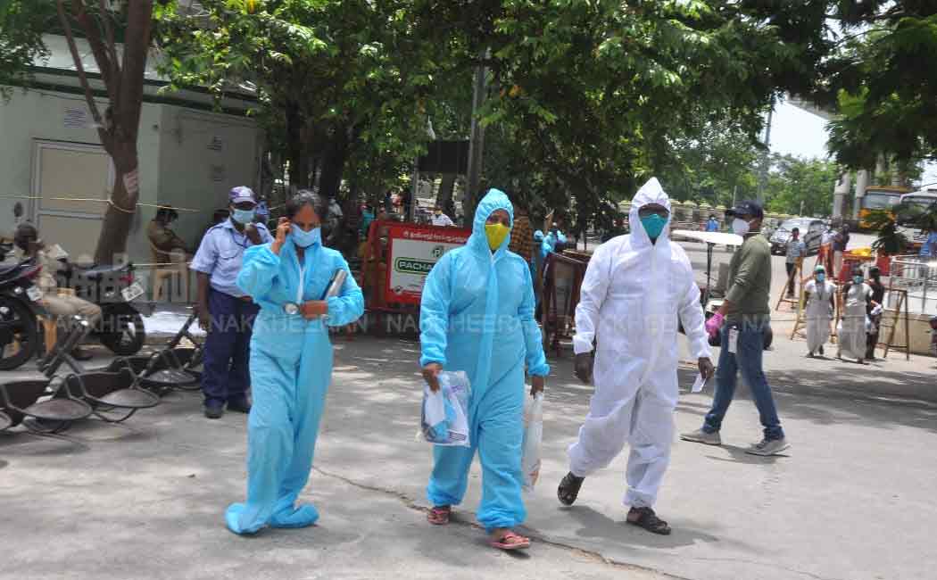 Corona patient relations took food for patients with ppe kit