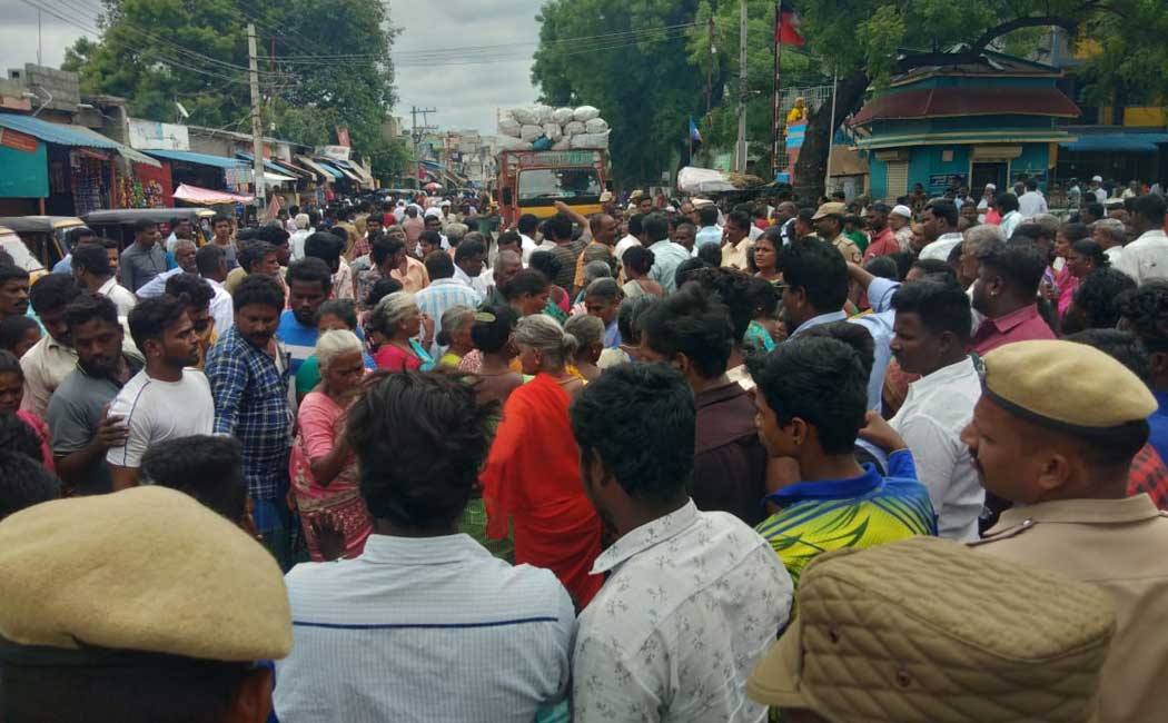 Relatives besieged the police station after the old woman was strangled incident
