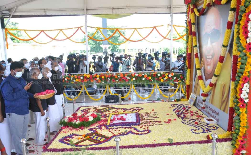 Leaders pay homage at Kalaignar memorial