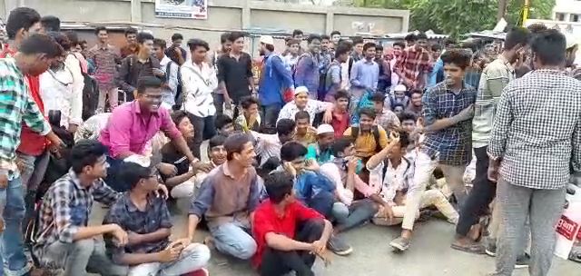 former school student's protest for provide laptop!