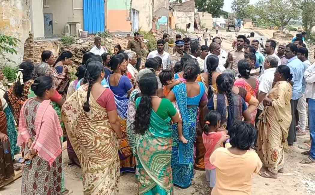 Women struggle against the opening of a new Tasmac store