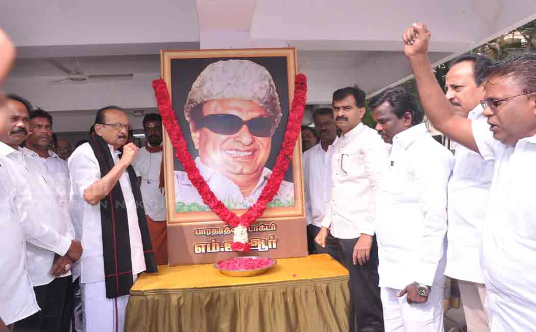mdmk general secretary vaiko pay tribute to thanthai periyar and mgr