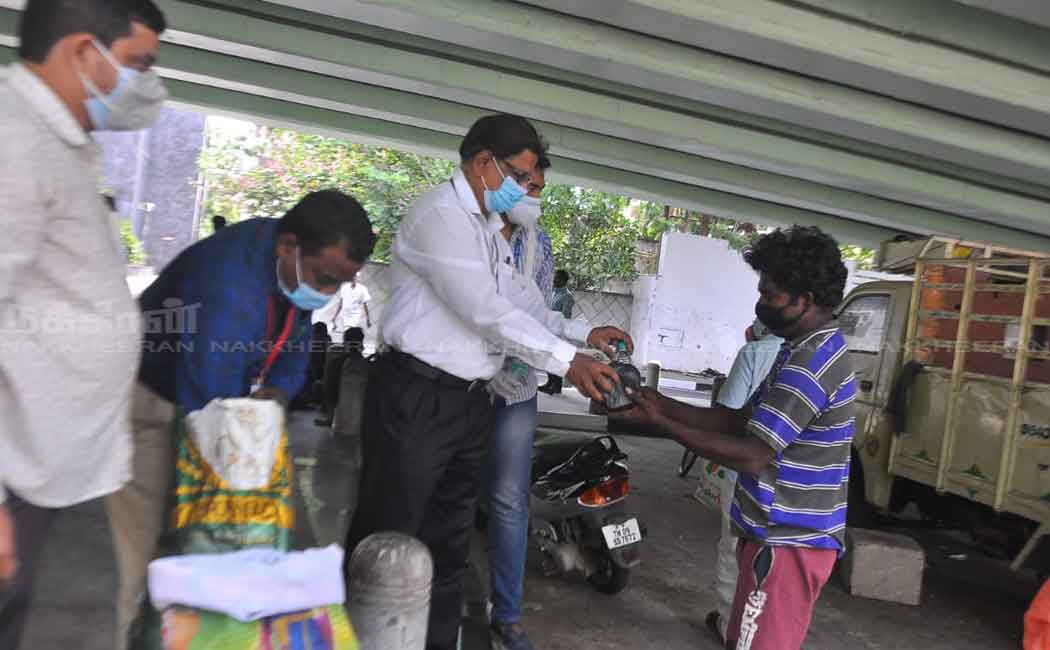 Volunteers who help the hungry people by giving food