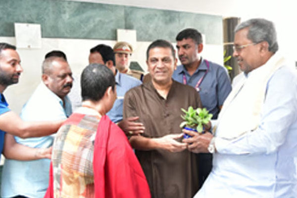 Siddaramaiah visits Kannada actor Shivarajkumar