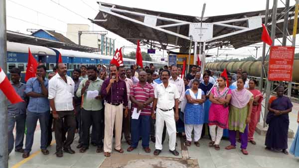 Railway workers struggle!