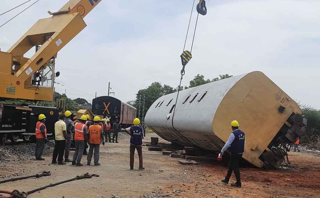 Sudden sound of danger ... Railway staff who performed the artificial accident