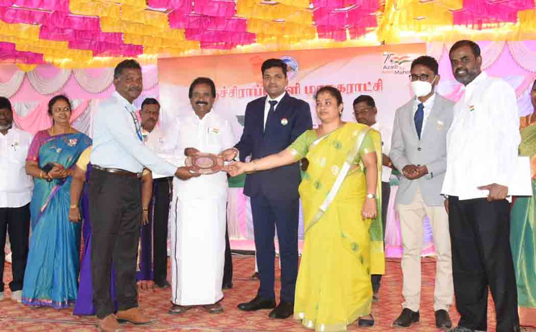 The mayor honored the government officials by hoisting the national flag