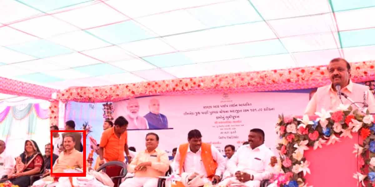 Godhracase accused on stage of government function; Gujarat in controversy again