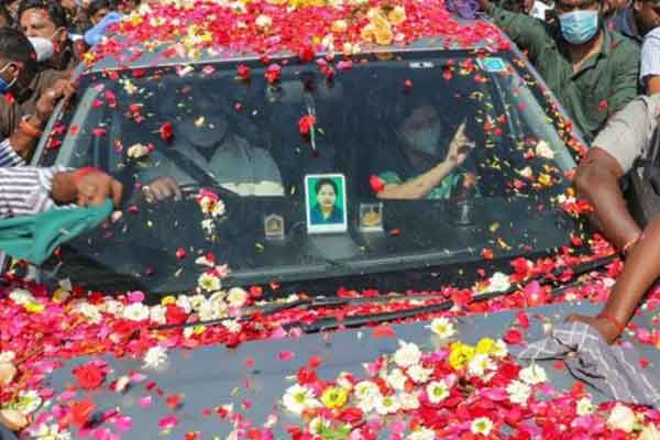 DSP who issued notice to Sasikala to remove admk flag in her car