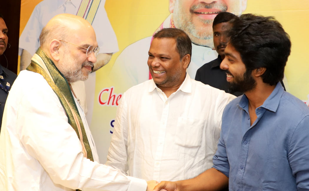 gv prakash meets amit sha