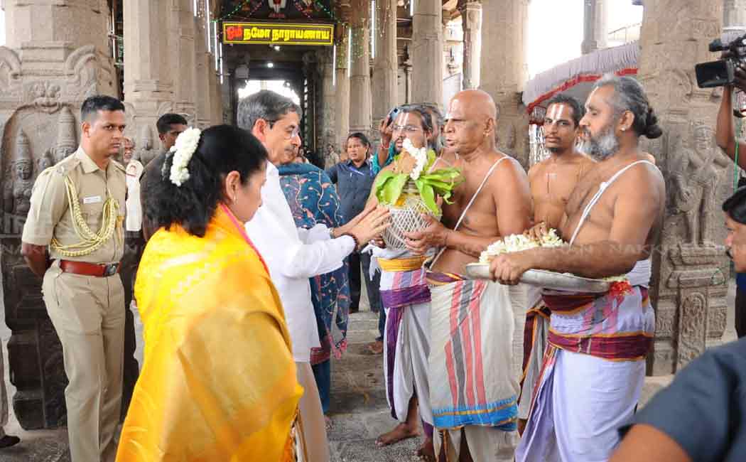 rn ravi pray rama navami at triplicane parthasarathy temple