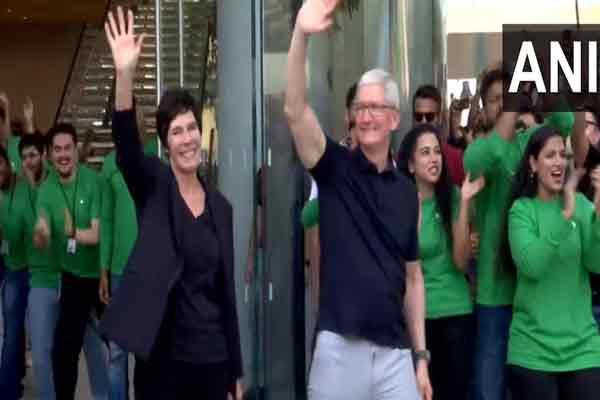 indias first apple brand own retail shop opened mumbai
