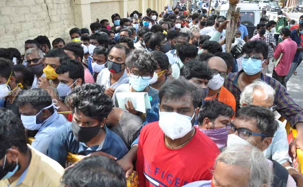People crowded to buy medicine for corona