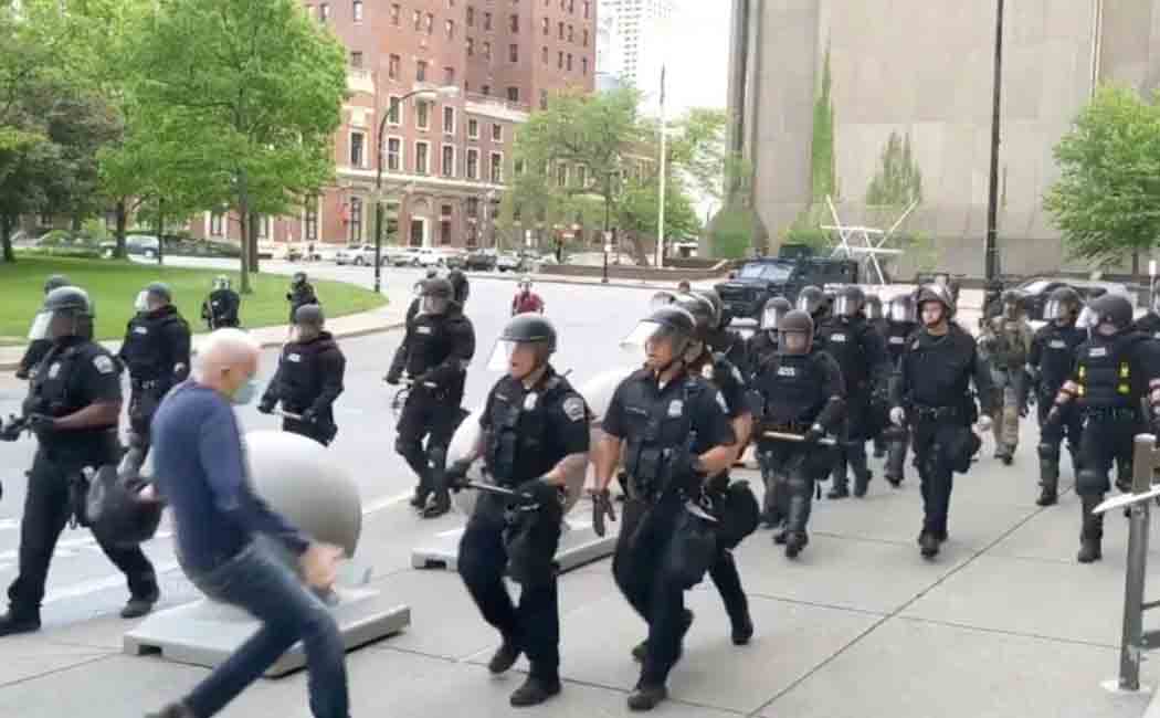 police officers resigned after pushing oldman in usa