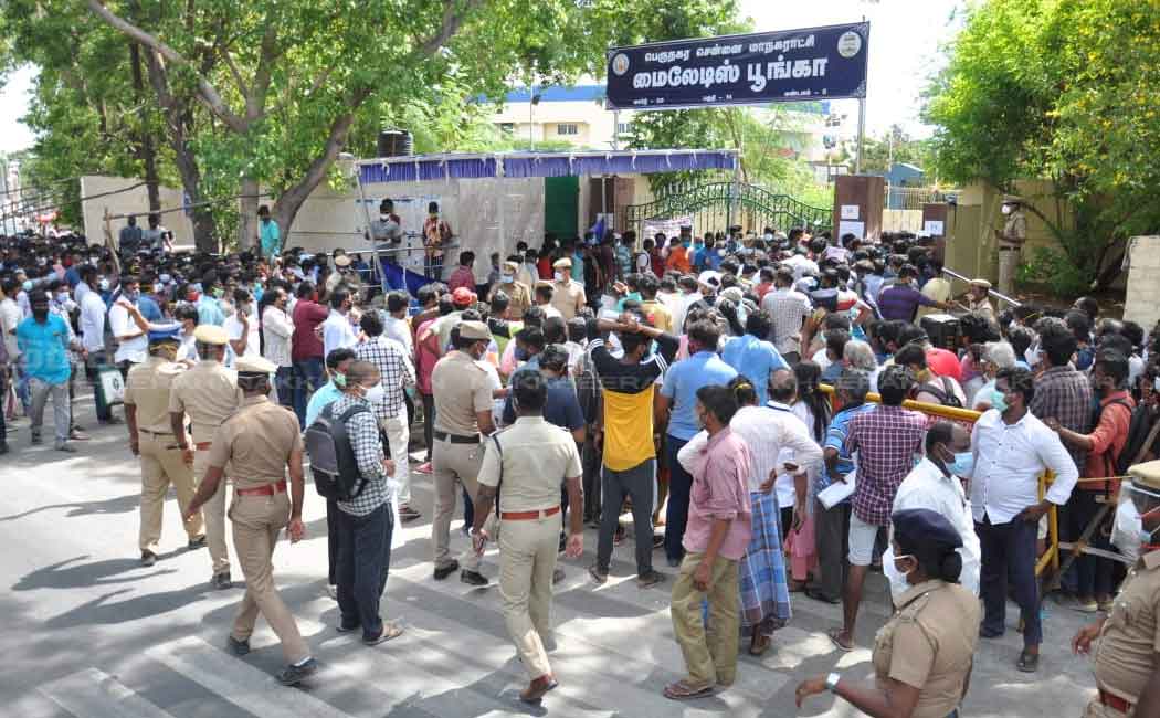 People crowded to buy medicine for corona