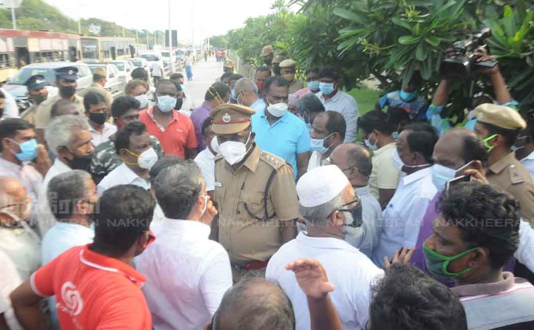 Marina traders involved in road blockade