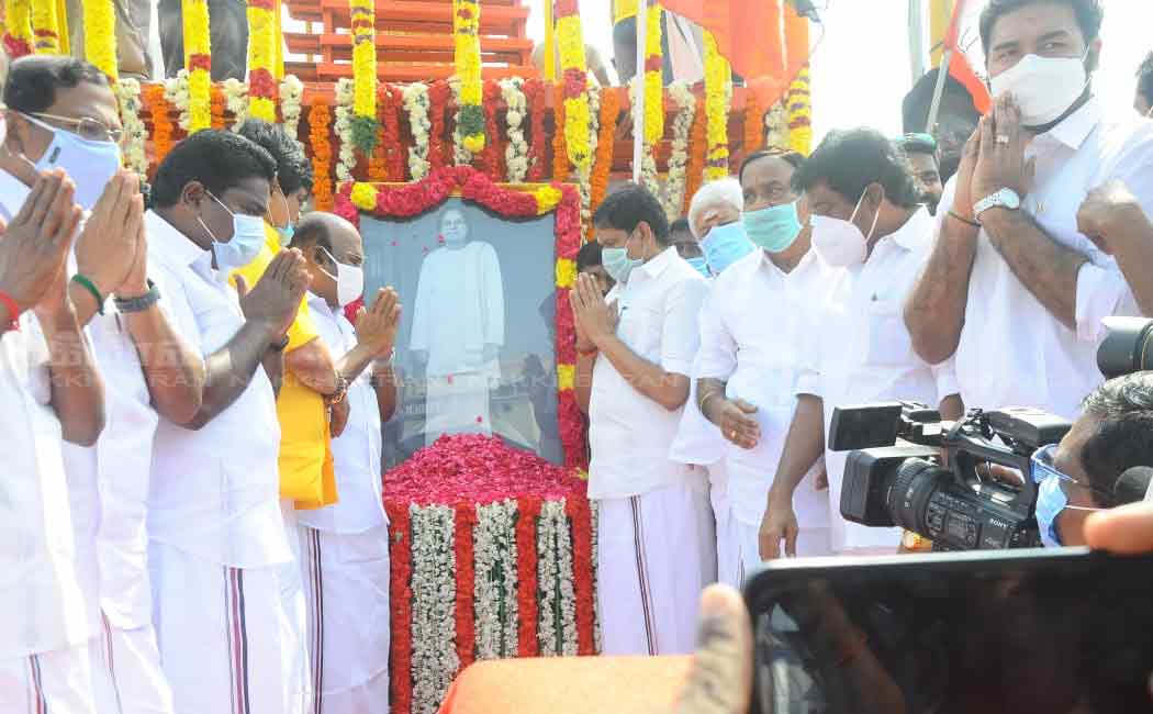 ADMK ministers pay homage to muthuramalinga thever