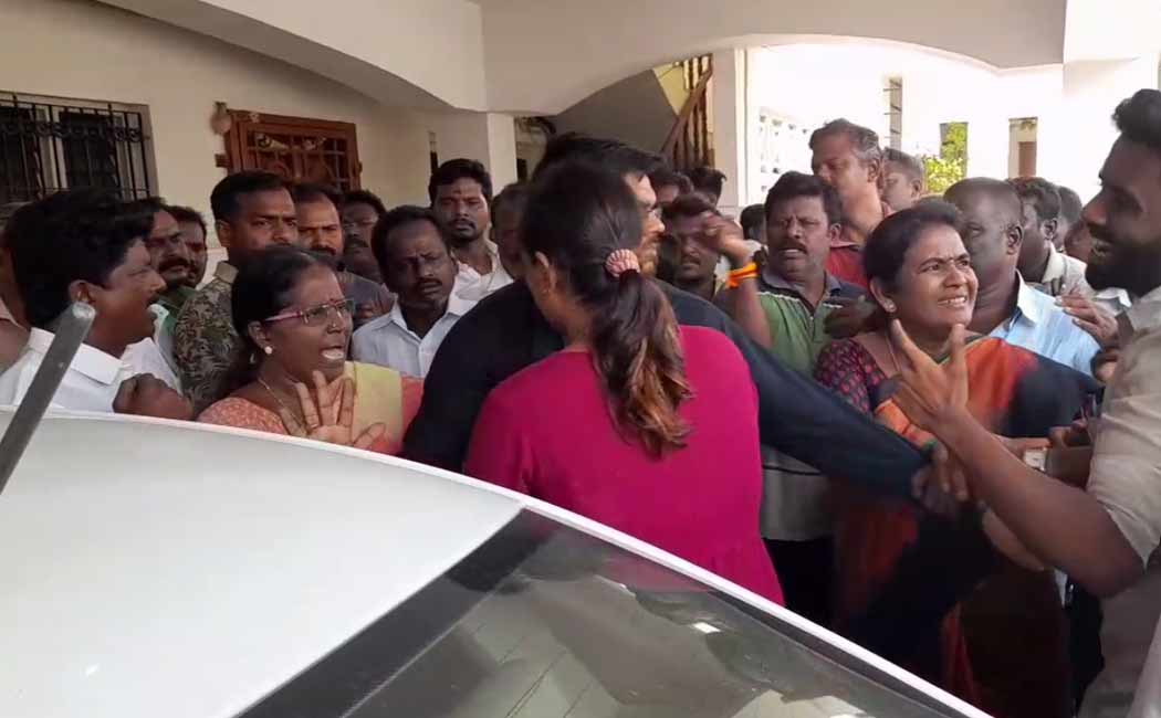 4 officials have been admitted hospital after DMK attacked Income Tax officials Karur