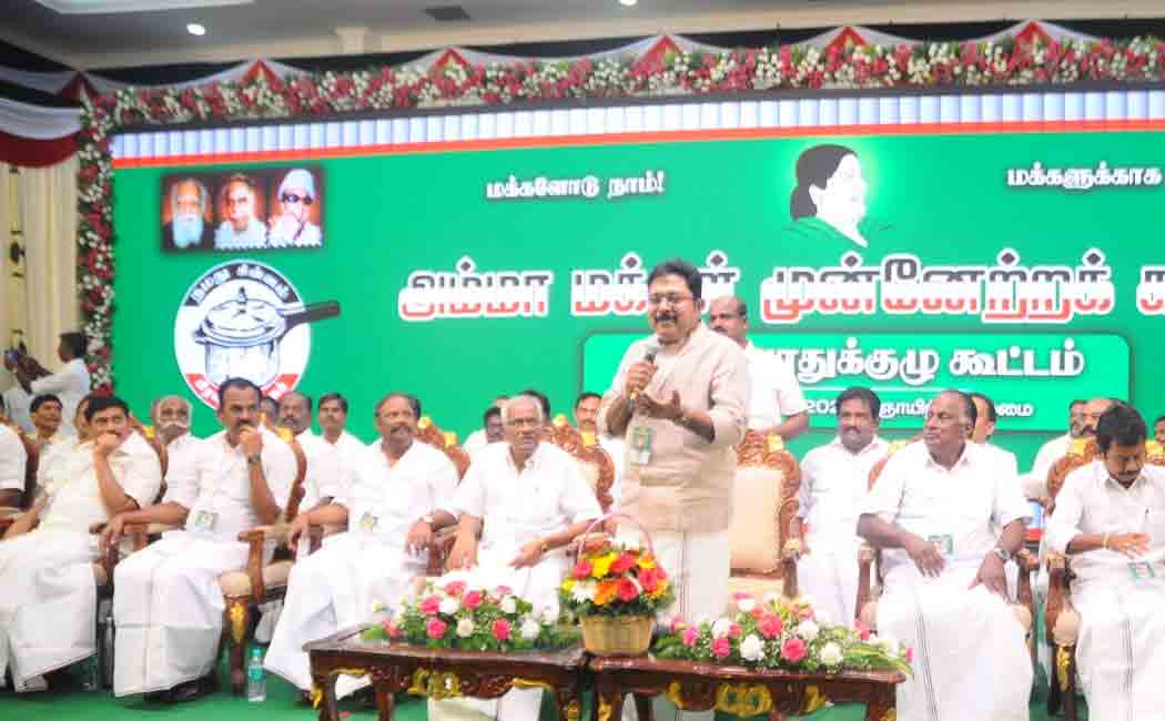 "Edappadi is negotiating with DMK" - TTV Dinakaran