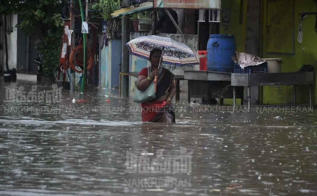Heavy rain in Chennai; Rainwater on the roads! (pictures)