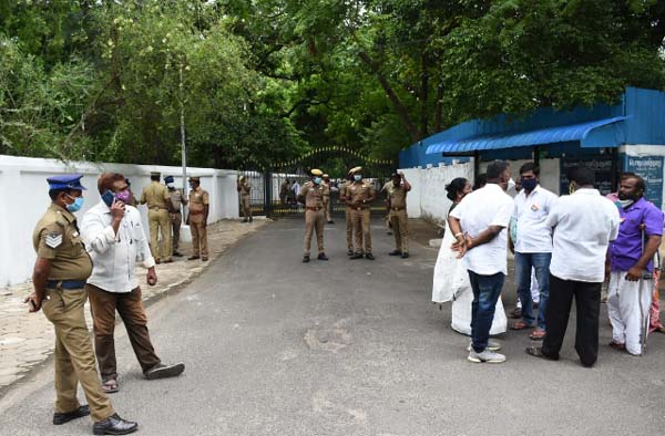 admk cm candidate issue - o panneerselvam house