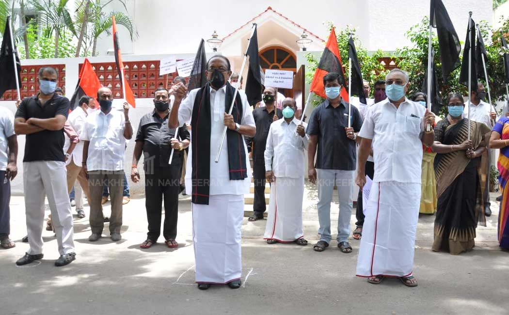 Vaiko demonstrates against emergency laws