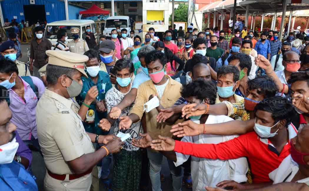 police made a Corona awareness to peoples