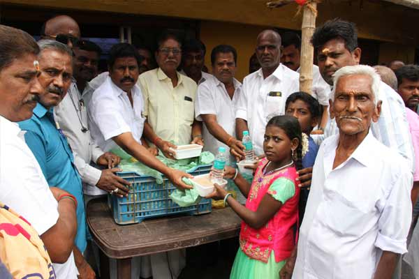 DMK members serve biryani public occasion cm stalin birthday
