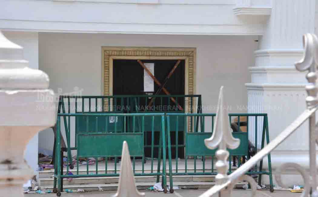 ADMK Office issue EPS supporters