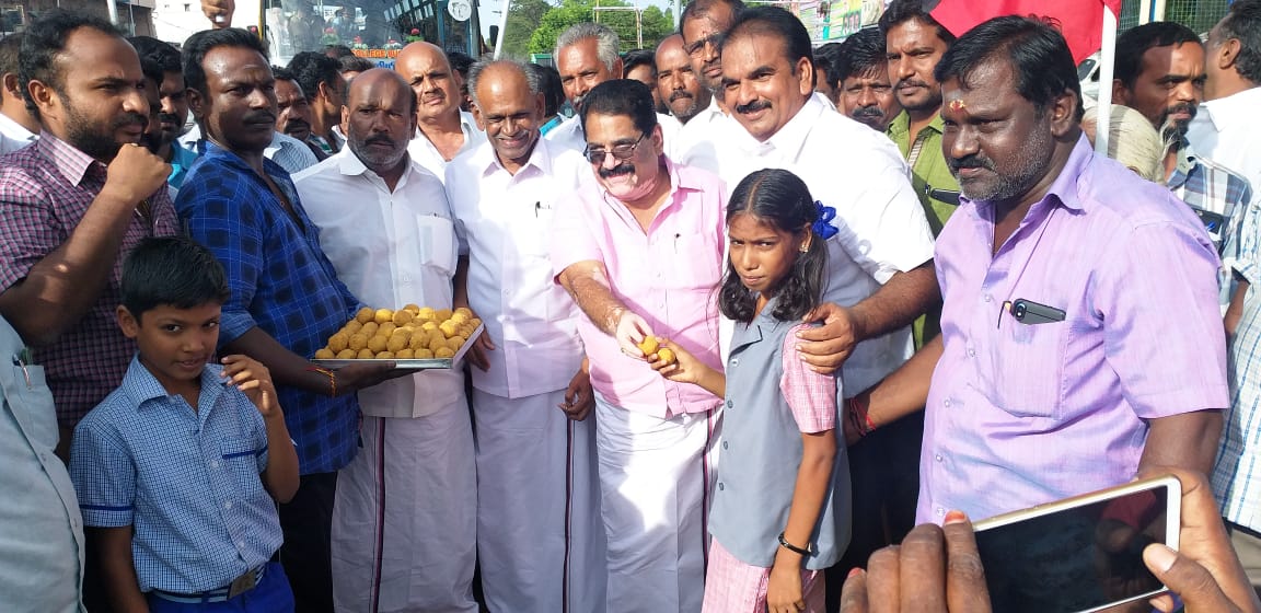 Youth team post for Udayanidhi ;Sweets to the public at Dindigul