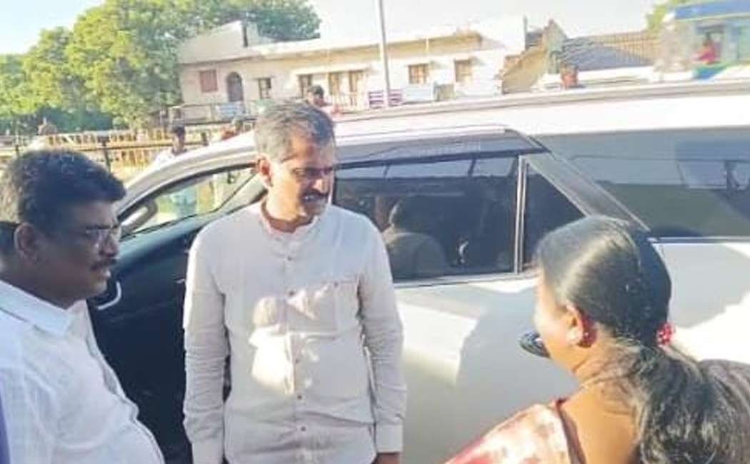 Durai Vaiko rescued the old woman who was involved in the accident