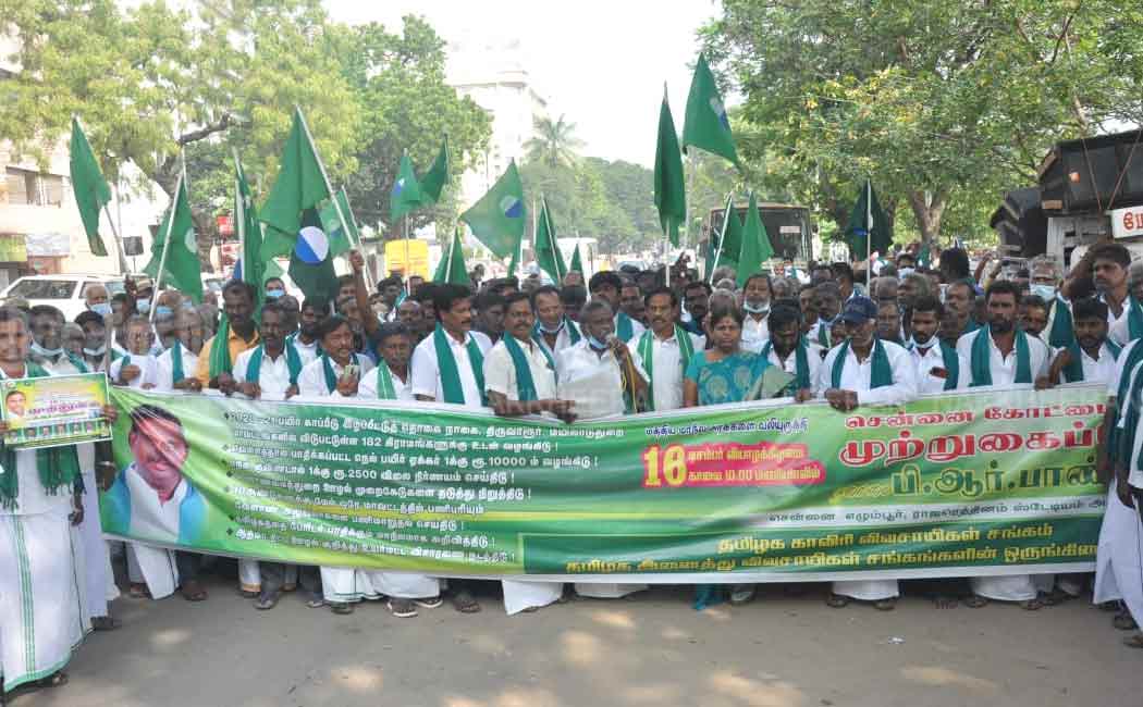 Farmers involved in the struggle by emphasizing various demandsFarmers involved in the struggle by emphasizing various demands