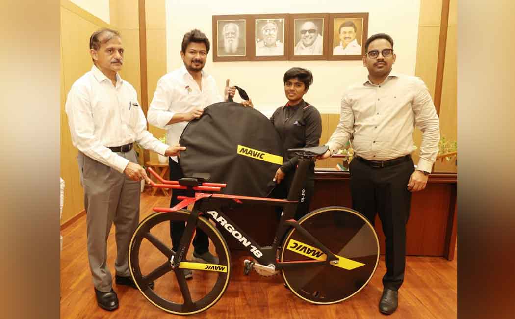 Minister Udayanidhi gave a bicycle worth 14 lakhs to the cycling team!