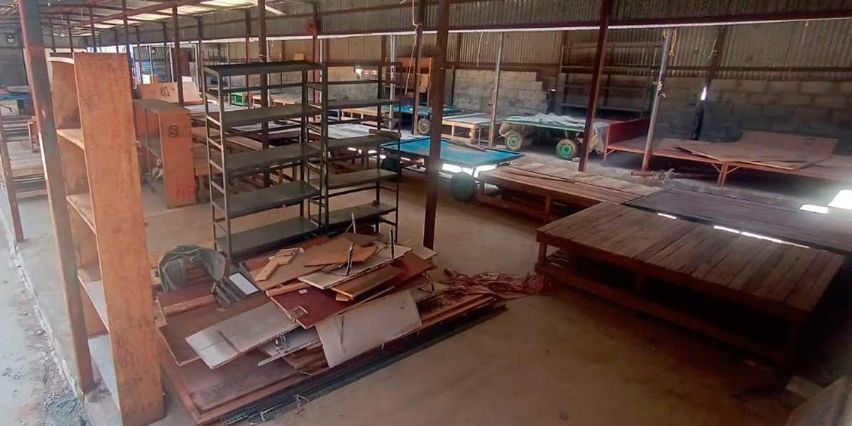 'Textile Market' - not held for 2nd week - Business at roadside shops is booming