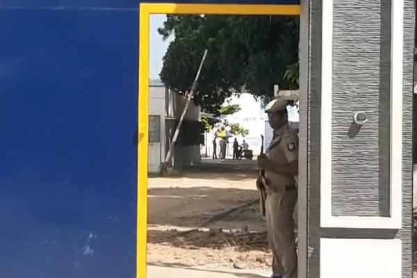 Prison warden who supplied cell phones prisoners