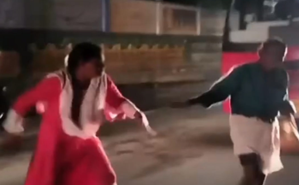 Argument on the road in Erode intoxicated woman